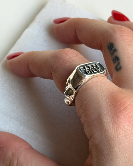 Carpe Diem Ring in silver on hand